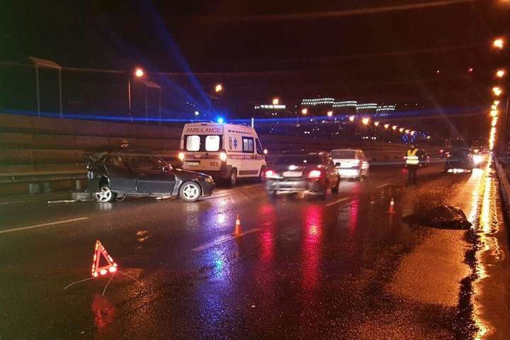 В Киеве грузовик протаранил заглохшую легковушку: есть жертвы