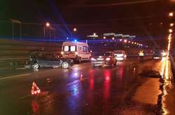 В Киеве грузовик протаранил заглохшую легковушку: есть жертвы