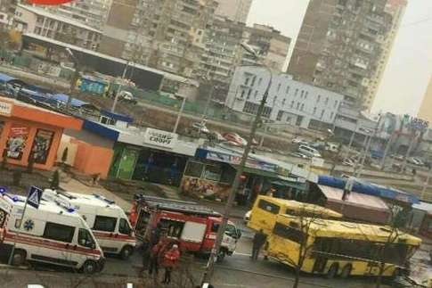На Троєщині зіткнулися вантажівка та маршрутний автобус. На місце ДТП прибули «швидкі» (фото)