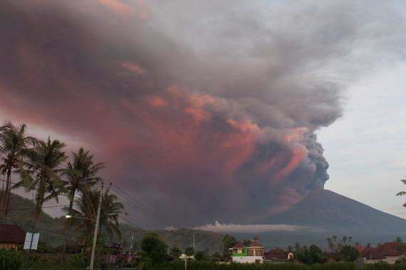 Виверження вулкану на Балі: рівень небезпеки підняли до максимального 