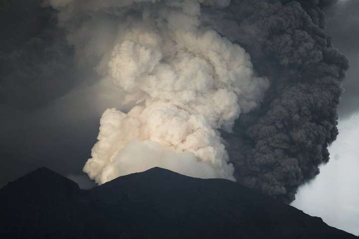 Вулкан Агунг держит в страхе остров Бали (фото)