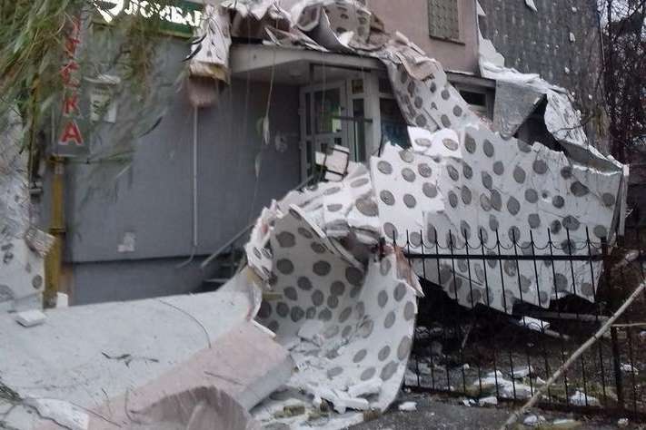 Зі стіни київської багатоповерхівки обвалився утеплювач (фото) 