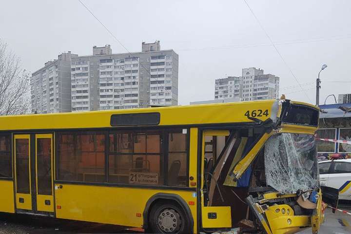 Аварія на Троєщині: свідки запевняють, що автобус протаранив вантажівку
