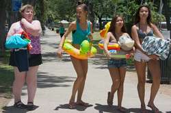 Фотограф показала, как прохожие реагируют на полную женщину 