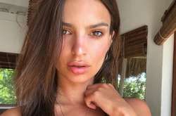 Эмили Ратаковски снялась полностью обнаженной в парке в Калифорнии