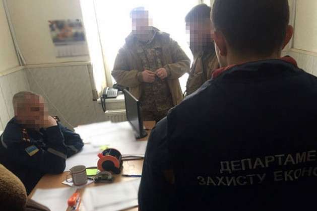 Поліція Луганщини затримала на хабарі підполковника ДСНС 