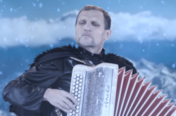 Олег Скрипка спел о «конченых платёжках» в духе «Игры престолов»