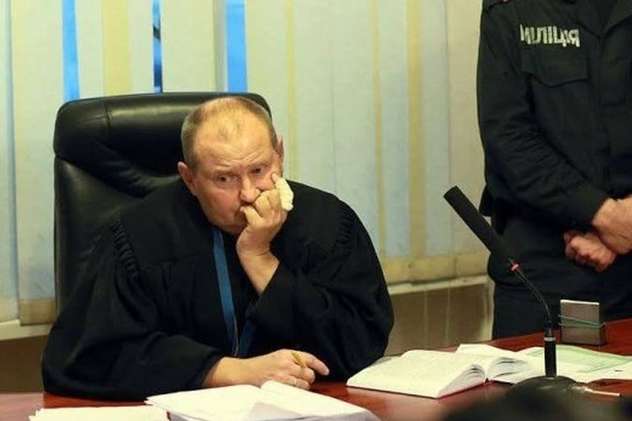 Суддю-втікача Чауса звільнили «за відсутність на роботі»
