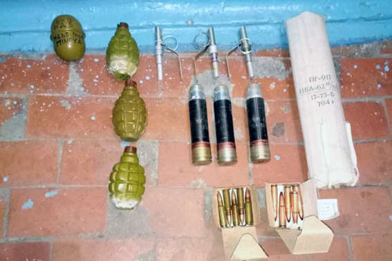 Поліція знайшла у 16-річної мешканки Авдіївки боєприпаси та вибухівку