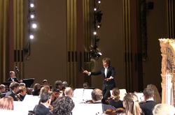 Сеть взорвало смешное видео с женщиной, заснувшей на концерте и вскрикнувшей от резкого аккорда