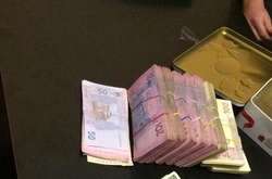 Конфеты со взяткой: зампрокурора Киевщины пытались подкупить 