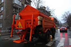 Комунальники розповіли, які столичні дороги обробили піщано-соляною сумішшю