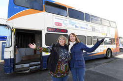 Две британки переоборудовали двухэтажный автобус в приют для бездомных (Фото)