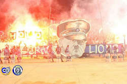 Фанати африканського клубу під час матчу розтягнули банер із зображенням Гітлера (відео)