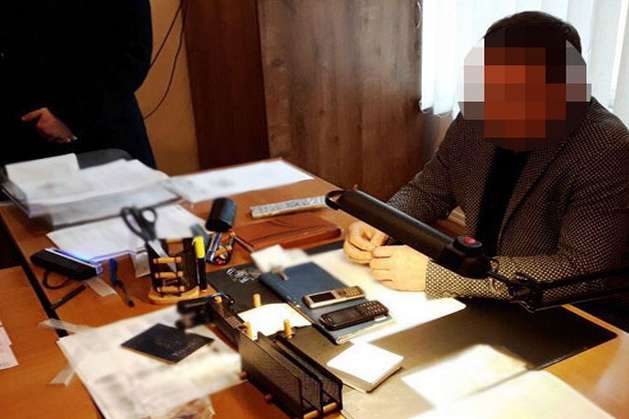 На Хмельниччині затримали службовця, який отримував хабарі за біометричні паспорти