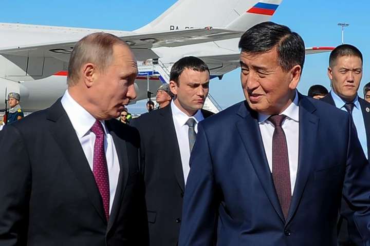 Новий президент Киргизстану почав своє перше турне з візиту до Путіна