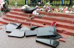 Вандал угодил в тюрьму за разбитый памятник Небесной сотне в Киеве