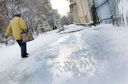 Киев парализовал гололед: в травмпунктах - наплыв больных с переломами 