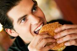 Дума збирається заборонити бургери та курячі крильця - аби... захистити армію РФ