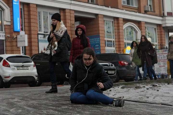 До столичних лікарень звернулися майже 70 травмованих через ожеледицю
