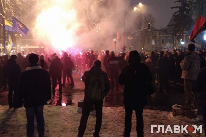 Біля Адміністрації президента люди з прапорами ОУН запалили фаєри та димові шашки 