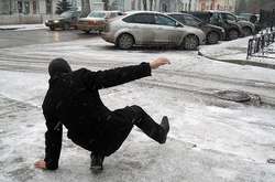 Киянам надали поради, як вберегтися від травмувань через ожеледицю