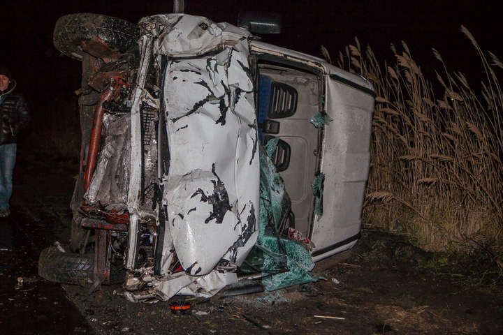 ДТП поблизу Дніпра: легковик влетів в мікроавтобус, жінка-водій загинула