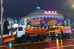 Столичні комунальники рятують Київ від ожеледиці