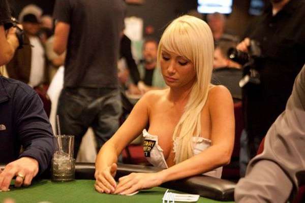 Цю дівчину називають найкрасивішим гравцем в покер. Ефектні фото Сари Андервуд