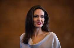 Семь пятниц на неделе: Анджелина Джоли хочет помириться с Брэдом Питтом