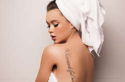 Молодая украинская певица снялась в одном полотенце 