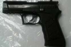 У столичній підземці затримали іноземця зі зброєю