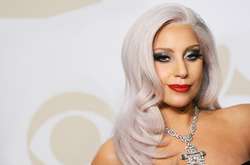 «Принцесса персик»: Леди Гага на пляже впечатлила своими формами 