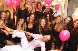 Алессандра Амбросио устроила прощальную вечеринку с «ангелами» Victoria's Secret 