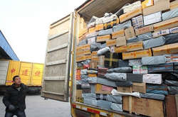 Митники затримали посилки з Китаю, адресовані Джеку Вороб’ю та Нестору Махну