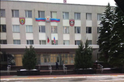 В Луганске на админзданиях появились флаги России (фото)