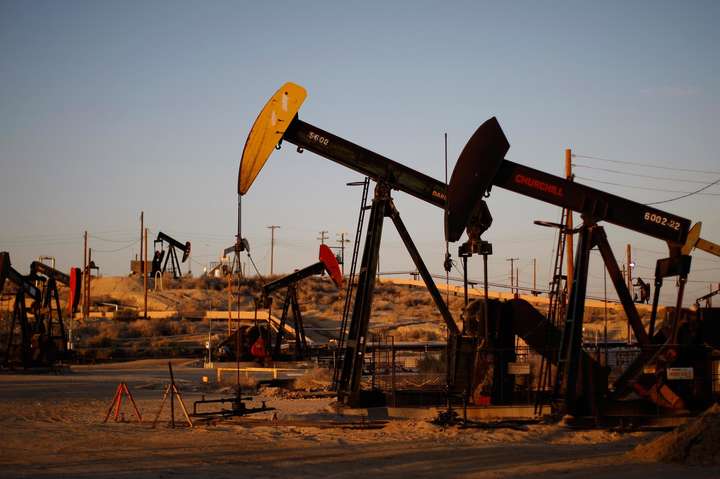 Країни ОПЕК обмежили видобуток нафти до кінця наступного року