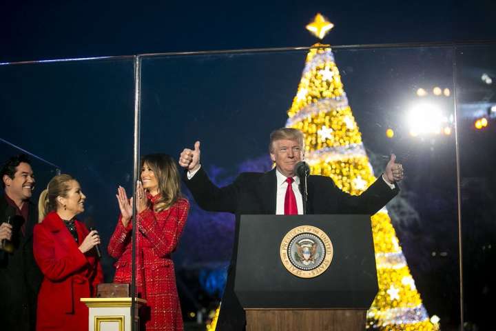 Трамп вперше запалив вогні на головній різдвяній ялинці біля Білого дому 