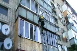 У Одесі пенсіонер пролетів два поверхи і залишився живий