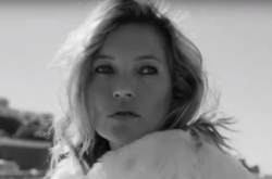 Кейт Мосс летит на вертолёте в шубе на голое тело. Появился стильный клип 