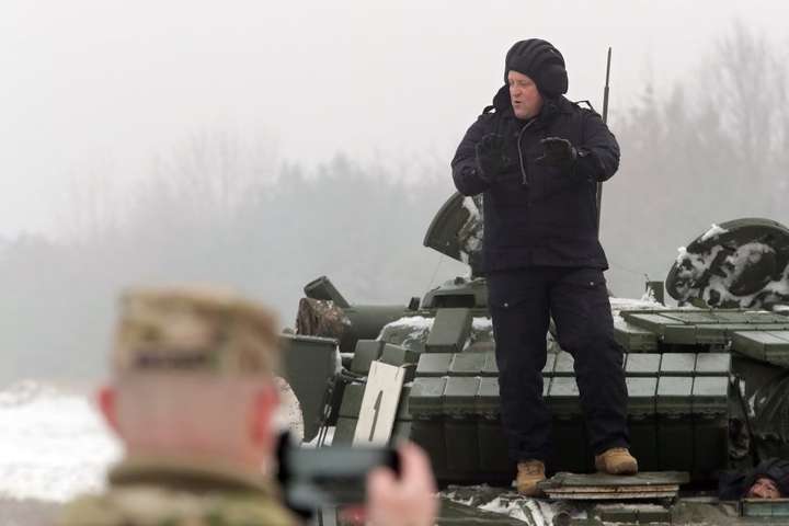 Американський генерал проїхався на українському танку і постріляв із зенітної установки 