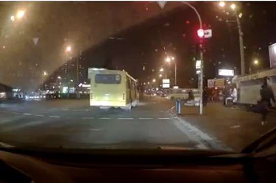 Водій столичної маршрутки махнув через перехрестя на «червоний» (відео)