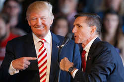 Президент США Дональд Трамп зі своїм екс-радником з національної безпеки Майклом Флінном