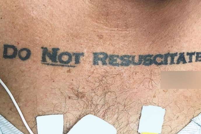 Лікарі у США не ризикнули реанімувати пацієнта через татуювання