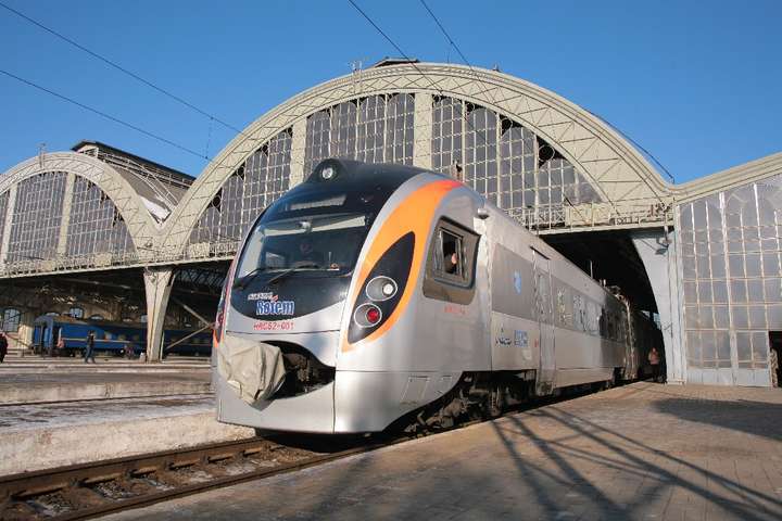  «Укрзалізниця» розпочала продаж квитків на поїзди до Євросоюзу (перелік і ціни)