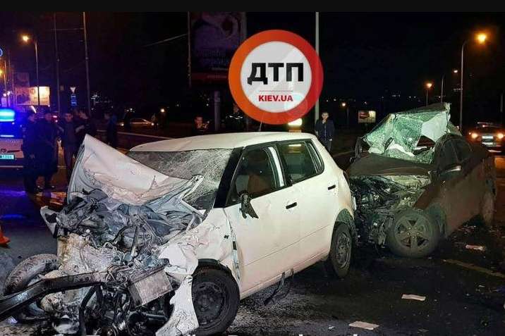 Лобове зіткнення автівок у Києві: один з водіїв загинув на місці