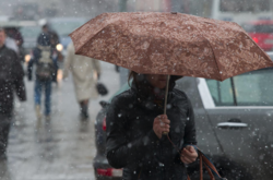 Сильний мокрий сніг: рятувальники закликають водіїв бути обережними