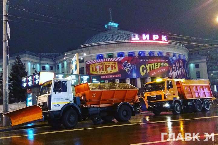 Негода у Києві: сьогодні на дорогах посилено працює спецтехніка
