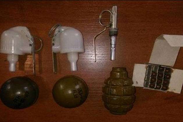 У Донецькій області на блокпосту затримали чоловіка з гранатами та патронами