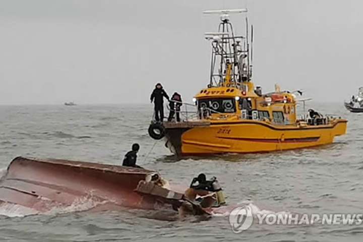 Біля Південної Кореї зіткнулися два судна: щонайменше 13 загиблих